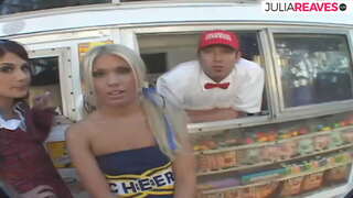 Фурӯшанда мороженого трахается threesome дар худ фургоне бо мороженым