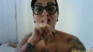 ���ੱਕ ਔਰਤ ਨੂੰ ਜਾਗ ਪ੍ਰੈਸ ਵਿਚ ਹੈ ਅਤੇ ਇਸ ਨੂੰ ਖਤਮ ਹੁੰਦਾ ਹੈ, ਦੁੱਧ ਦੇ ਨਾਲ ਟਪਕਦਾ ਪਾਸੇ ਥੱਲੇ