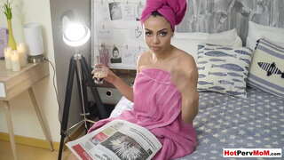 Big boobed latina cougar mamica jahanje na njeno stepsons kurac