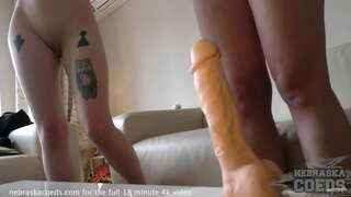 Znęcanie się nad talenty, пробующими różne wibratory, aby zobaczyć, jak wielki jest zbyt duży