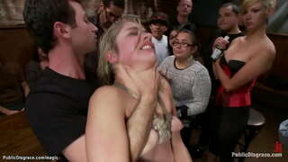 בלאָנדע דאָמינאַטריקס Lorelei לי טייז גאַגגעד בלאָנדע אויף ניז און קאַנעס איר פֿאַר די מאַסע אין ציבור אָרט דעמאָלט יעקב דין און פרעמדער gangbangs איר