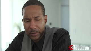 Негритянская падчерица Мехоҳад, Ки падарам Обращался бо ӯ Ҳамчун бо муждарасон