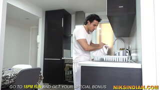 ���ੇਵਕ ਨੂੰ ਵੇਖਿਆ ਮਾਸਟਰ ਦੀ ਧੀ ਪਿਸ਼ਾਬ ਅਤੇ ਫਿਰ fucked ਉਸ ਦੇ ਪਿਛੋਕੜ