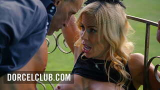 Cinsi parkda ilə busty sarışın милфой