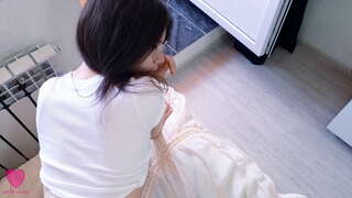 מאָגער טייַער ברונעט אין סעקסי grain און ברילן ליב צו האָבן לייַדנשאַפטלעך געשלעכט, סאַקינג אַ דיק און געפיל אַ דיק אין איר קליין לאָך ביז זי געץ האָן אין איר ענג טאָכעס