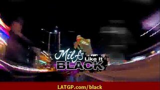 Жешка секси MILF вози голема црна чудовиште дик 38