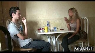 Oğlan oturur baxır