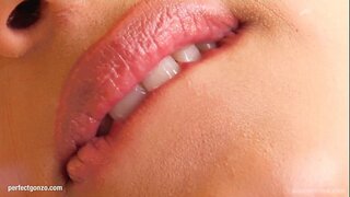 Lena meunang sorangan off ku masturbating jeung ramo jeung kabayang di Méré Kuring Pink