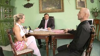 İki похотливых müəllimlər cəzalandırılır непослушную kollec tələbəsi kimi elena Mia Leone böyük сиськами