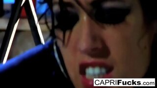 Brunette parvulus habet, banged