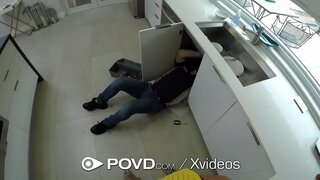 Suur munn slaidid pingeline brünett tuss