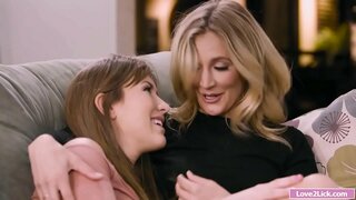 Quédate a mi lado es su culo digitación y lamido por hijastra