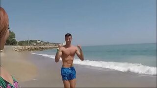 Ҷавон Китти Лав дӯст медорад, ба даст гузошта, бо бачаҳо дар маркази кишвар!