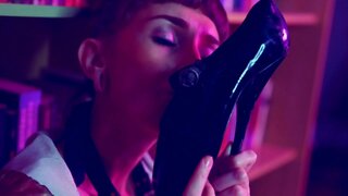 Meu querido diário de gozadas да quarentena: brincando com a bucetinha entre muita baba e salto alto