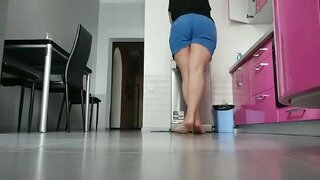 Модар мебозад дар ошхона. Хеле возбужденная ва мокрая киска