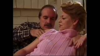 Init nga hamtong nga Sharin Kahoy paghuyop sa manok nga gets sa lawom nga pussy bansay-bansay ug sa asno gangbang sa