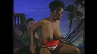 Svart kille slickar hårig fitta ebony babe och knullar henne doggy style på stolen