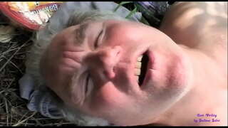 Je kurba vidi dve starih moških prekleto v odprto krajino in se pridruži jih