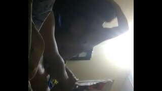 Chaparrita maith soith taitneamh a bhfuil an coileach suas taobh istigh